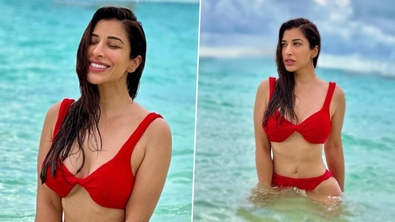 Sophie Choudry ने रेड बिकनी पहन समंदर में लगाई आग, एक्ट्रेस की हॉटनेस ने बढ़ाया सोशल मीडिया का तापमान (View Pics)