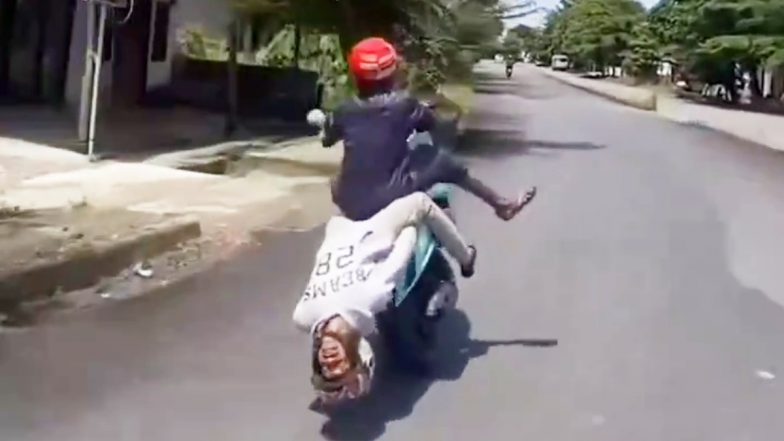 Butterfly Road Stunt Video: चलती बाइक पर किया खतरनाक स्टंट, फिर हादसे में हुए घायल, वीडियो पर दिल्ली पुलिस ली चुटकी!