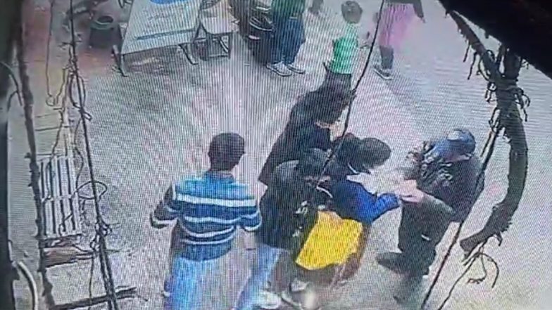 VIDEO: वाराणसी में महिला का iPhone चोरी होने पर पुलिस से मदद नहीं मिलने पर शेयर किया CCTV फूटेज, लगाया कार्रवाई नहीं करने का आरोप
