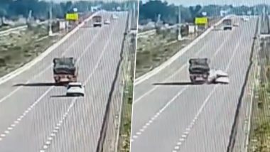 UP Road Accident Live Video: पूर्वांचल एक्सप्रेस पर भीषण सड़क हादसा, SUV की टायर फटने के बाद ट्रक से टक्कर, 2 महिलाओं की मौत, 4 जख्मी