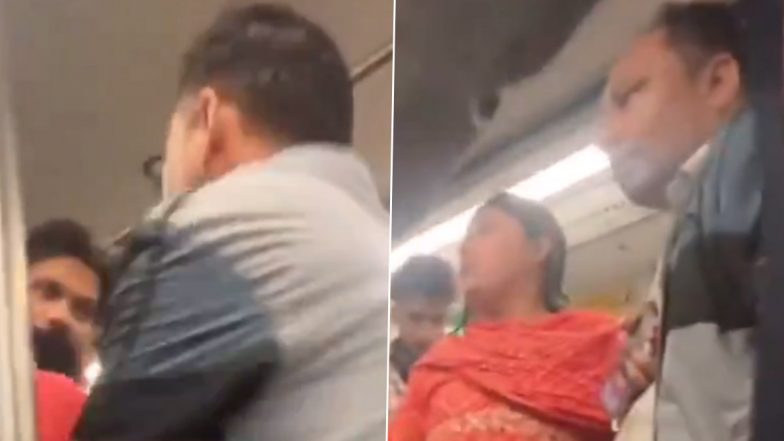 Delhi Metro Fight Video: दिल्ली मेट्रो में दो यात्रियों के बीच चले लात-घूसे, लड़ाई का वीडियो हुआ वायरल