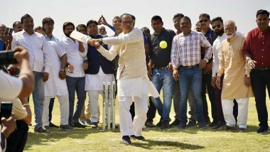 Shivraj Singh Chouhan Playing Cricket: MP के पूर्व मुख्यमंत्री शिवराज सिंह चौहान ने उठाया बल्ला, 400 पार के लिए की बैटिंग
