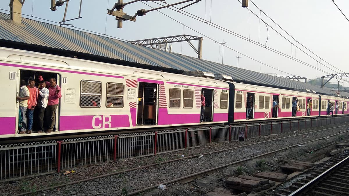 Mumbai Local Train Update: मुंबई में माटुंगा-सायन स्टेशन के बीच तकनीकी समस्या के चलते मध्य रेलवे की ट्रेनें लेट, सुबह- सुबह यात्री परेशान!