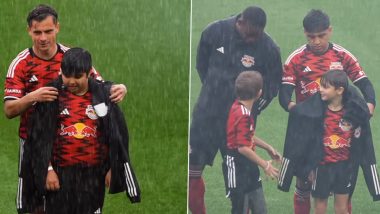 MLS: न्यूयॉर्क रेड बुल फुटबॉलरों ने बारिश से बचने के लिए अपने साथ चल रहे बच्चों को दी अपनी जैकेट, वीडियो हुआ वायरल