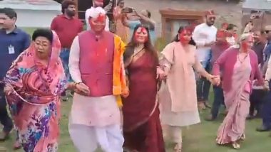 Holi Celebration: उत्तराखंड के सीएम धामी होली के रंग में रंगे, मां विशना देवी और पत्नी गीता के साथ लोक गीत पर किया नृत्य, देखें VIDEO