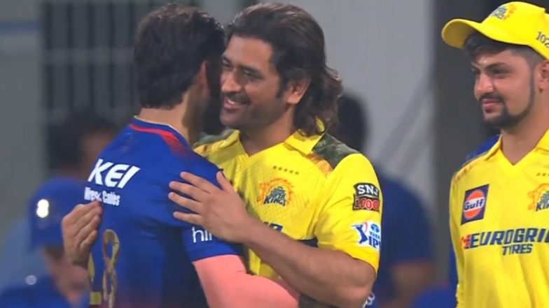 IPL 2024: विराट कोहली और एमएस धोनी ने एक-दूसरे को गले लगाते हुए एक दिल छू लेने वाला पल किया साझा, वीडियो हुआ वायरल