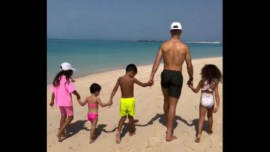 Cristiano Ronaldo Vacation With Family: पत्नी और बच्चों के साथ बिच पर मस्ती करते दिखें क्रिस्टियानो रोनाल्डो, स्टार फुटबॉलर ने बच्चों के साथ टहलने का वीडियो किया शेयर