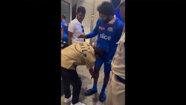 Fan Touches Hardik Pandya Feet: सनराइजर्स हैदराबाद और मुंबई इंडियंस के मैच से पहले फैन ने छुए हार्दिक पंड्या के पैर, वीडियो हुआ वायरल