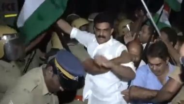 Kerala: मैथ्यू कुझालनदान और मोहम्मद शियास की हिरासत के खिलाफ कांग्रेस कार्यकर्ताओं ने किया विरोध प्रदर्शन, देखें वीडियो