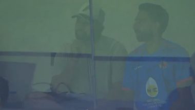 Rohit Sharma Spotted Using Mobile Phone: रणजी ट्रॉफी फाइनल के दौरान ड्रेसिंग रूम में मोबाइल इस्तेमाल करते हुए दिखे रोहित शर्मा, देखें वीडियो