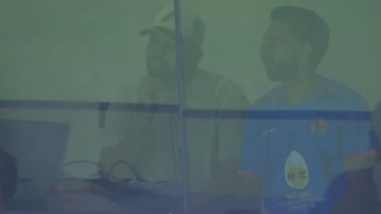 Rohit Sharma Spotted Using Mobile Phone: रणजी ट्रॉफी फाइनल के दौरान ड्रेसिंग रूम में मोबाइल इस्तेमाल करते हुए दिखे रोहित शर्मा, देखें वीडियो