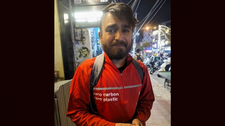 Zomato Delivery Boy: सड़क पर रोता हुआ मिला जोमैटो का डिलीवरी बॉय, बोला- कंपनी ने मेरा...-(View Tweet)