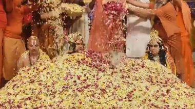 भगवान कृष्ण की नगरी मथुरा में रमणरेती के गुरुशरणानंद आश्रम में खेली गईं फूलों की होली -Video
