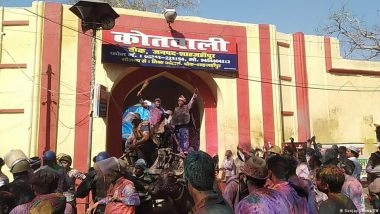 शाहजहांपुर की खास होली जहां &lsquo;लाट साहब&rsquo; पर जूते बरसाए जाते हैं