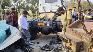 UP Road Accident: यूपी में दर्दनाक हादसा,सड़क किनारे खड़े ट्रक में जा घुसी कार,हादसे में 4 लोगों की मौत