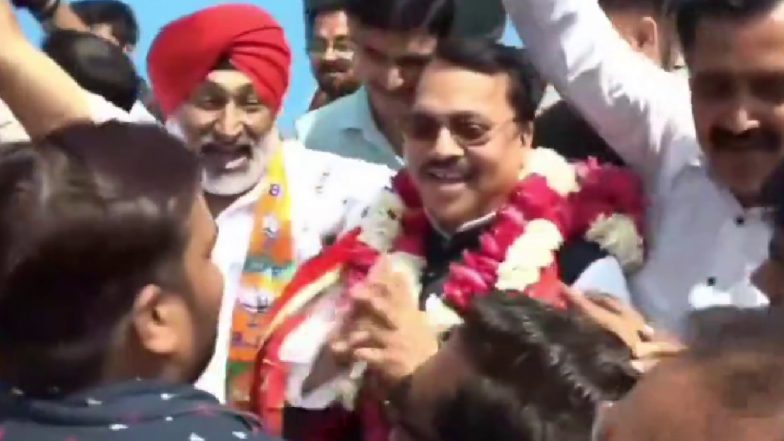 VIDEO: गजबे है! अनजान शख्स को समझ बैठे बीजेपी प्रत्याशी! ट्रेन से उतरते ही हुआ जोरदार स्वागत, देखें वीडियो
