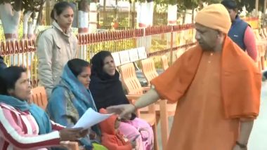 CM Yogi Janata Darshan: सीएम योगी  गोरखपुर के दौरे पर, गोरखनाथ मंदिर परिसर में लोगों की सुनी समस्याएं, देखें वीडियो