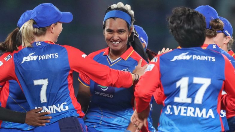 DC-W vs UPW-W, 15th Match Live Score Update: यूपी वॉरियर्स की टीम का सातवां विकेट गिरा, सोफी एक्लेस्टोन 8 रन बनाकर आउट