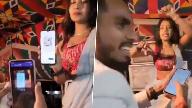 UPI Payment For Female Dancer Video: स्टेज पर डांस कर रही डांसर को यूपीआई पेमेंट के जरिए शख्स ने दिए पैसे, वीडियो देख माथा पकड़ लेंगे आप