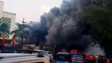 UP Fire Video: गाजियाबाद में दरवाजा बनाने वाली कंपनी में लगी भीषण आग, इलाके में मची अफरा-तफरी, देखें वीडियो