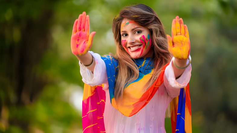 Strange Tradition: अगर लड़की पर डाला रंग तो उससे करनी पड़ेगी शादी, जानें कहां कि है ये अजीब परंपरा