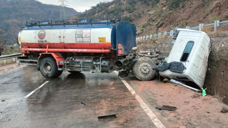 J&amp;K Road Accident: जम्मू-कश्मीर के उधमपुर में NH हाइवे पर बड़ा हादसा, टैंकर के पहाड़ी से टकराने से एक की मौत (See Pic)