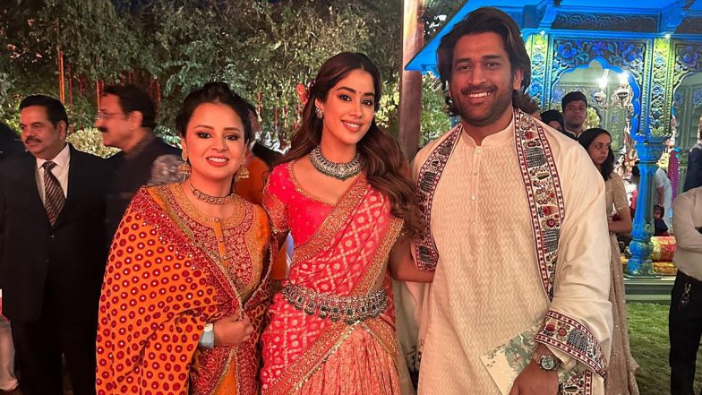 Janhvi Kapoor Poses With MS Dhoni: अनंत- राधिका की प्री-वेडिंग सेरमोनी में जान्हवी कपूर ने एमएस धोनी के साथ बिताएं खूबसूरत पल, एक्ट्रेस ने शेयर की खूबसूरत फोटो 