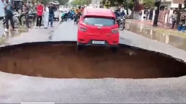 Road Caved in Lucknow: ये क्या हुआ? लखनऊ में अचानक फट गई सड़क, बीच रोड पर गड्ढे में लटक गई कार, देखें वीडियो