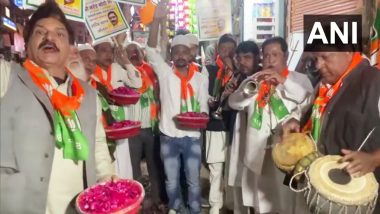 वाराणसी में पहुंचे पीएम मोदी, विश्वनाथ मंदिर के बाहर मुस्लिम समुदाय के लोगों ने किया स्वागत, देखें वीडियो