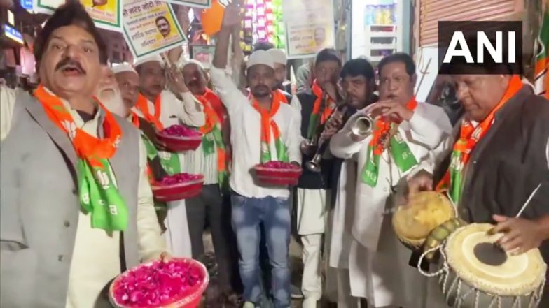 वाराणसी में पहुंचे पीएम मोदी, विश्वनाथ मंदिर के बाहर मुस्लिम समुदाय के लोगों ने किया स्वागत, देखें वीडियो