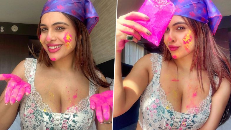 Holi 2024: भोजपुरी अदाकारा Neha Malik ने शेयर की डीपनेक टॉप में रंगीन तस्वीरें, फैंस को दी होली की शुभकमानाएं (View Pics)