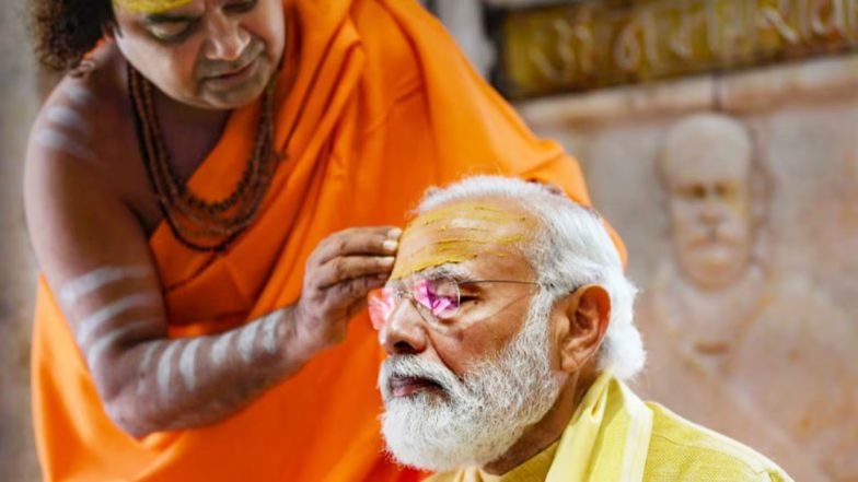 PM Modi Nomination: वाराणसी में नामांकन से पहले प्रधानमंत्री मोदी ने दशाश्वमेध घाट पर पूजा-अर्चना की