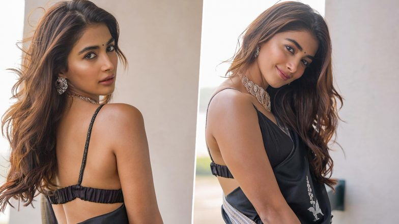 Pooja Hegde ने ब्लैक साड़ी में गिराई बिजली, एक्ट्रेस की स्माइल ने फैंस को बनाया दीवाना (View Pics)