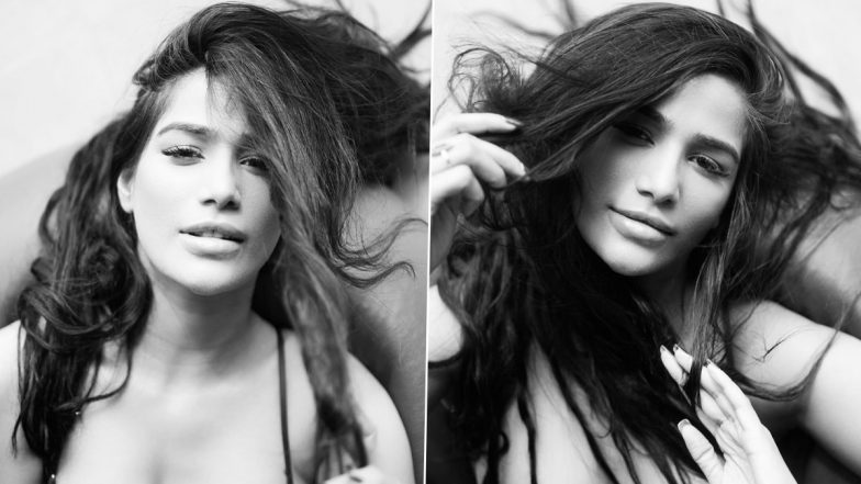 Poonam Pandey ने रिवीलिंग आउटफिट में शेयर की स्टनिंग तस्वीरें, एक्ट्रेस की हॉटनेस ने बढ़ाया सोशल मीडिया का तापमान (View Pics)
