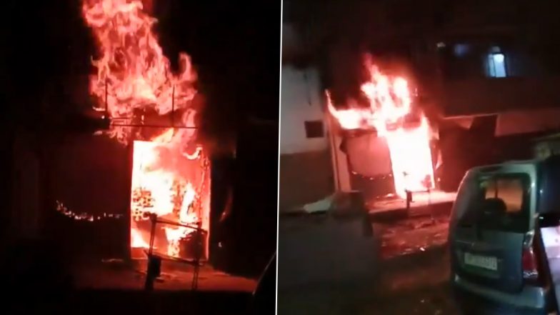 UP Shocker: प्रयागराज में बेटी की सुसाइड पर भड़के मायके वालों ने फूंका ससुराल वालों का घर, सास-ससुर की जिंदा जलकर मौत- VIDEO