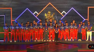 RCB New Jersey: IPL 2024 से पहले आरसीबी ने रिलीज़ की अपनी नई जर्सी, एम चिन्नास्वामी स्टेडियम में अनबॉक्स इवेंट में लॉन्च की गई किट, देखें तस्वीरें