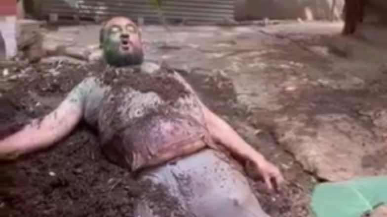 Gobar Ki Holi: बीएचयू के प्रोफेसर ने खेली गोबर की होली, कहा-  शरीर शुद्ध हो गया, देखें वायरल VIDEO