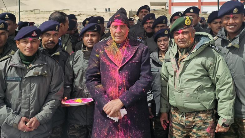HOLI 2024: राजनाथ सिंह ने लेह में जवानों के साथ मनाई होली, लद्दाख को बताया ‘वीरता की राजधानी’