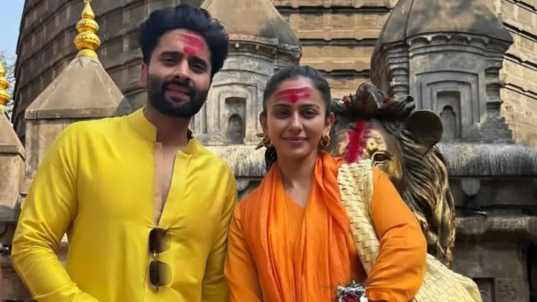 शादी के बाद Rakul Preet Singh और Jackky Bhagnani ने लिया कामाख्या देवी का आशीर्वाद, तस्वीरें हुईं वायरल (View Pics)