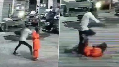 Aligarh Shocker: अलीगढ़ में साधु से बर्बरता, पिटाई के बाद युवक ने जमीन पर बेरहमी से घसीटा, 2 गिरफ्तार- देखें वीडियो