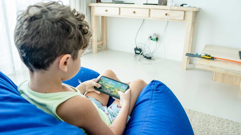 Mobile Phone Addiction in Children: स्मार्टफोन की लत 10 साल से कम उम्र के बच्चों के लिए घातक, आंखों से परे होता है इसका असर