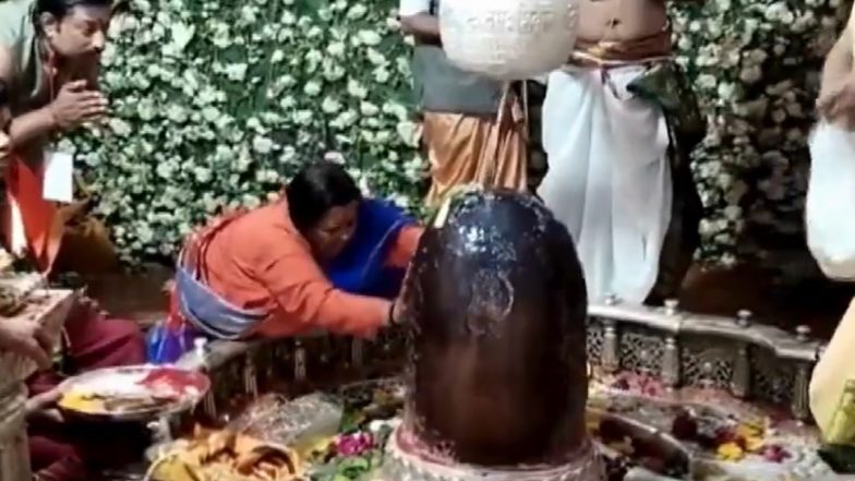 Uma Bharti Offered Prayers Video: महाशिवरात्रि के मौके पर BJP नेता उमा भारती ने उज्जैन के श्री महाकालेश्वर मंदिर में की पूजा-अर्चना