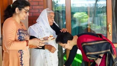 दिल्ली की वित्त मंत्री आतिशी ने पूर्व डिप्टी CM मनीष सिसोदिया की मां से लिया आशीर्वाद, आज पेश करेंगी बजट (Watch Tweet)