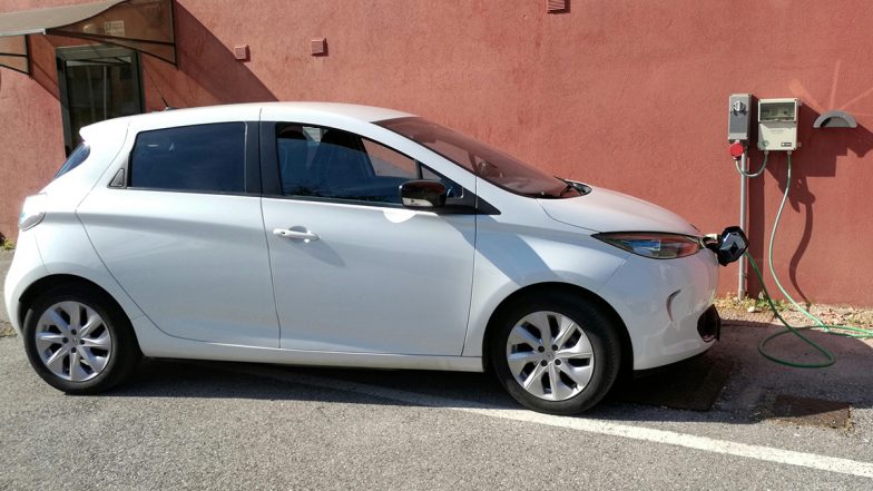 New EV Policy: केंद्र सरकार ने इलेक्ट्रिक वाहनों के लिए बनाई नई नीति, टेस्ला के लिए खुलेंगे भारत के दरवाजे