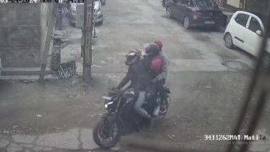 Phone Snatching in Delhi Video: महिला का मोबाइल लेकर भागे बाइक सवार, दिल्ली के बिंदापुर इलाके की घटना