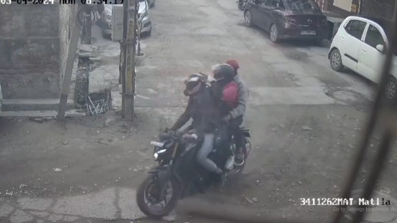Phone Snatching in Delhi Video: महिला का मोबाइल लेकर भागे बाइक सवार, दिल्ली के बिंदापुर इलाके की घटना
