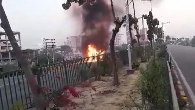 Bolero Catches Fire: लखनऊ में बोलेरो में लगी आग, जान बचाने के लिए लोग गाड़ी से कूदे; Video