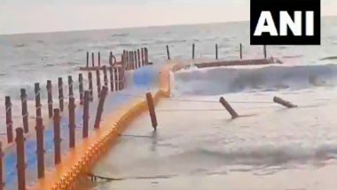 VIDEO: केरल में बड़ा हादसा, तिरुवनंतपुरम में फ्लोटिंग पुल की रेलिंग टूटी, समुद्र में गिरे कई लोग, देखें वीडियो