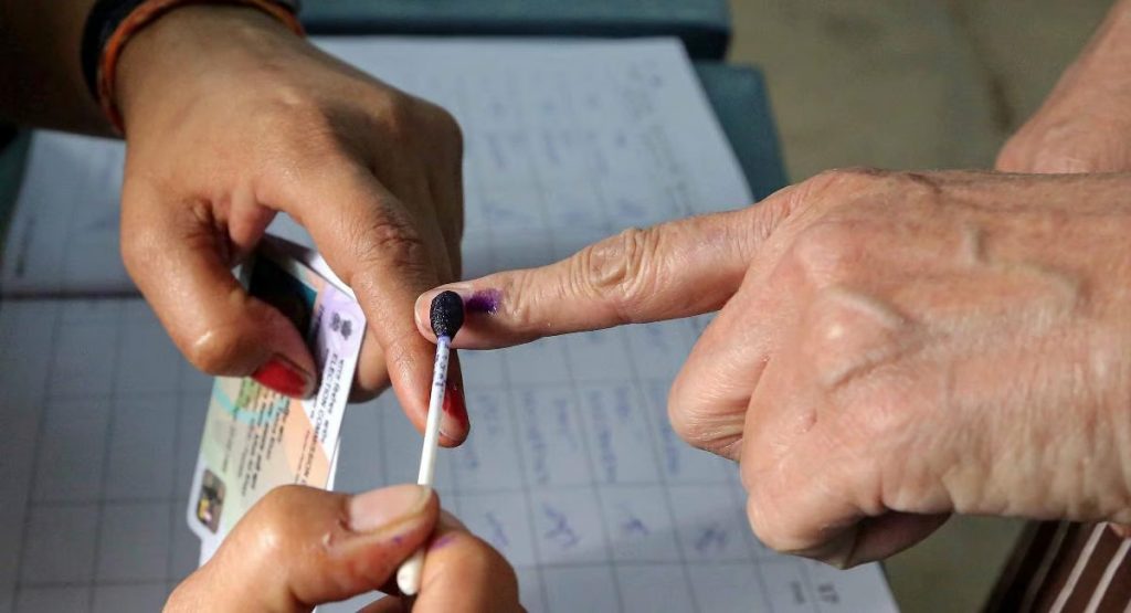 हरिद्वार में एक मतदान केंद्र पर मतदाता ने ईवीएम तोड़ी, पुलिस ने लिया हिरासत में