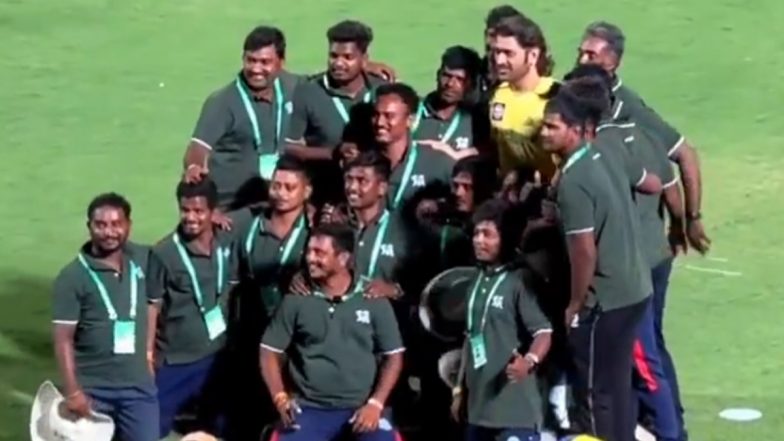MS Dhoni Clicks Picture With Ground Staff: एमएस धोनी ने विजाग ग्राउंड स्टाफ के साथ खिचाई तस्वीर, वीडियो हुआ वायरल